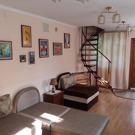 "ArtTrakt" Hotel Lviv Buitenkant foto