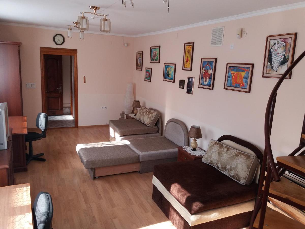 "ArtTrakt" Hotel Lviv Buitenkant foto