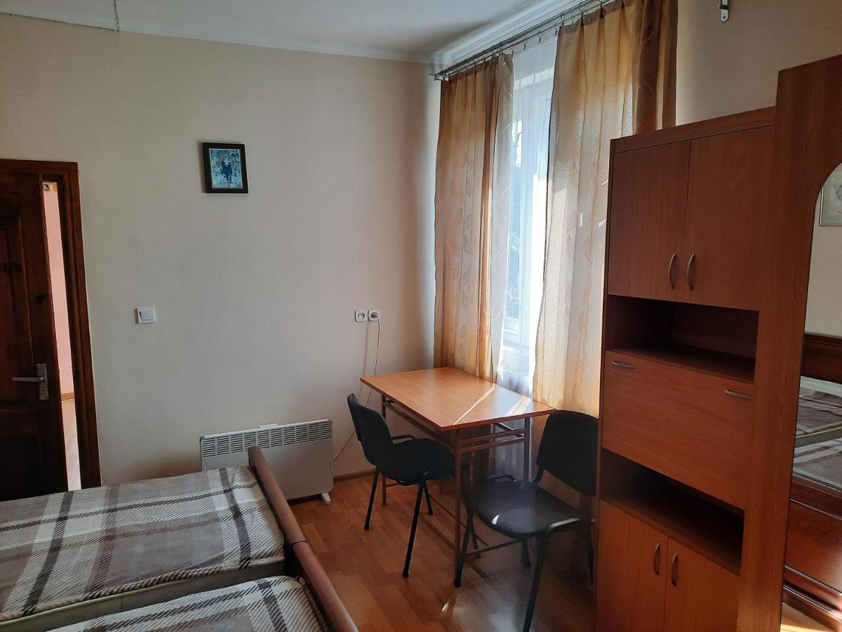 "ArtTrakt" Hotel Lviv Buitenkant foto